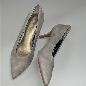 Seychelles Pointed Suede Pumps in Light Gray/Tan size 8